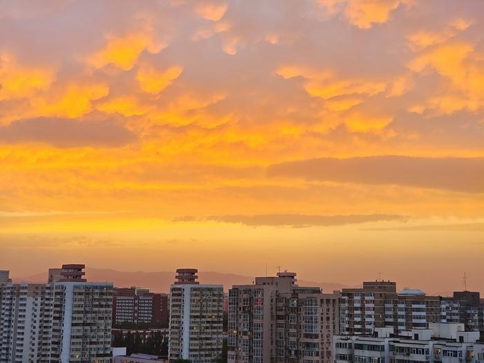 北京雨后天空迎来绚丽晚霞