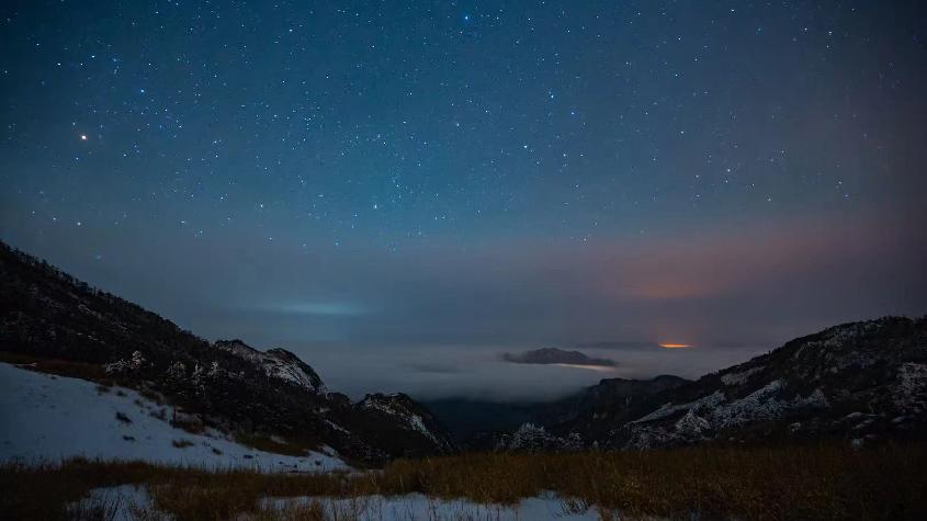 薄雪未消星辰作伴 秦岭云海美若童话